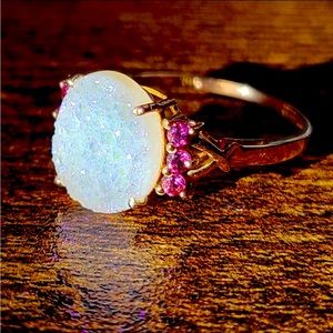 10k gold ring with iridescent white druzy stone center